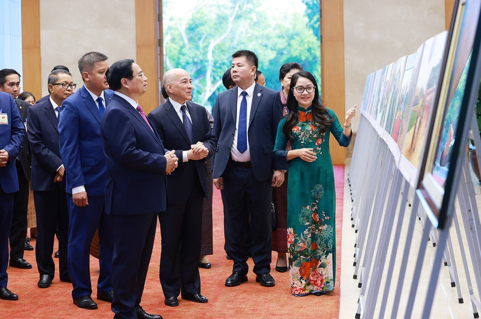 Thủ tướng Phạm Minh Chính và Quốc vương Norodom Sihamoni tham quan trưng bày ảnh về quan hệ Việt Nam-Campuchia, do Thông tấn xã Việt Nam thực hiện. (Ảnh: Dương Giang/TTXVN)