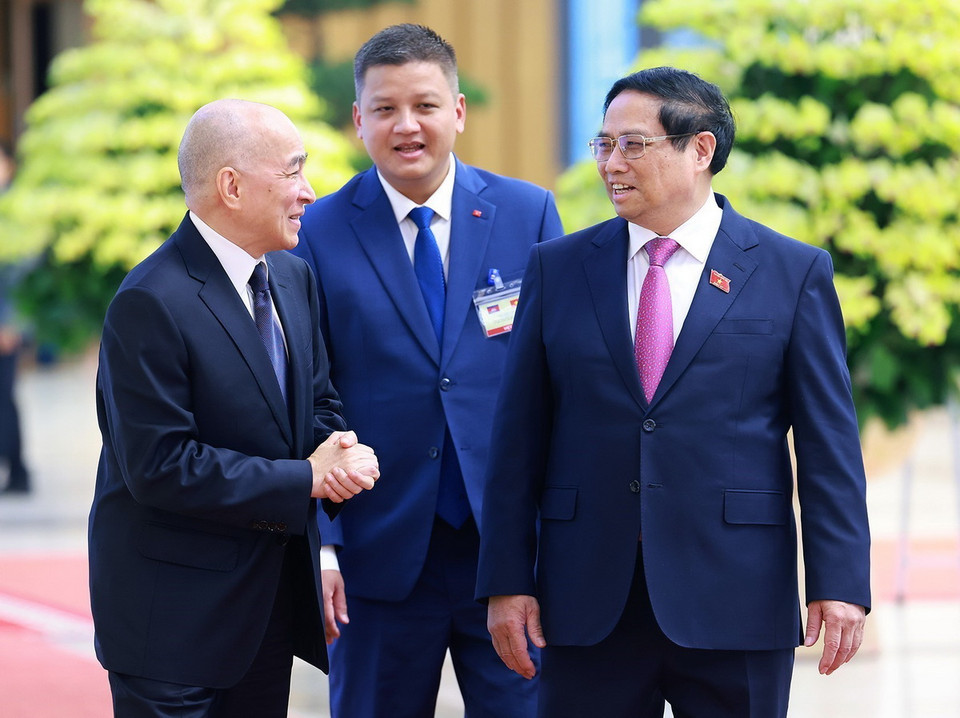 Thủ tướng Phạm Minh Chính tiếp kiến Quốc vương Campuchia Norodom Sihamoni. (Ảnh: Dương Giang/TTXVN)