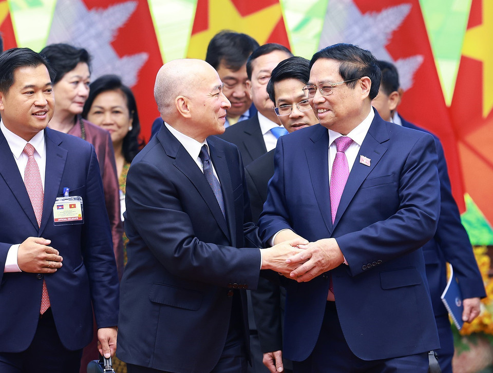 Thủ tướng Phạm Minh Chính tiếp kiến Quốc vương Campuchia Norodom Sihamoni. (Ảnh: Dương Giang/TTXVN)