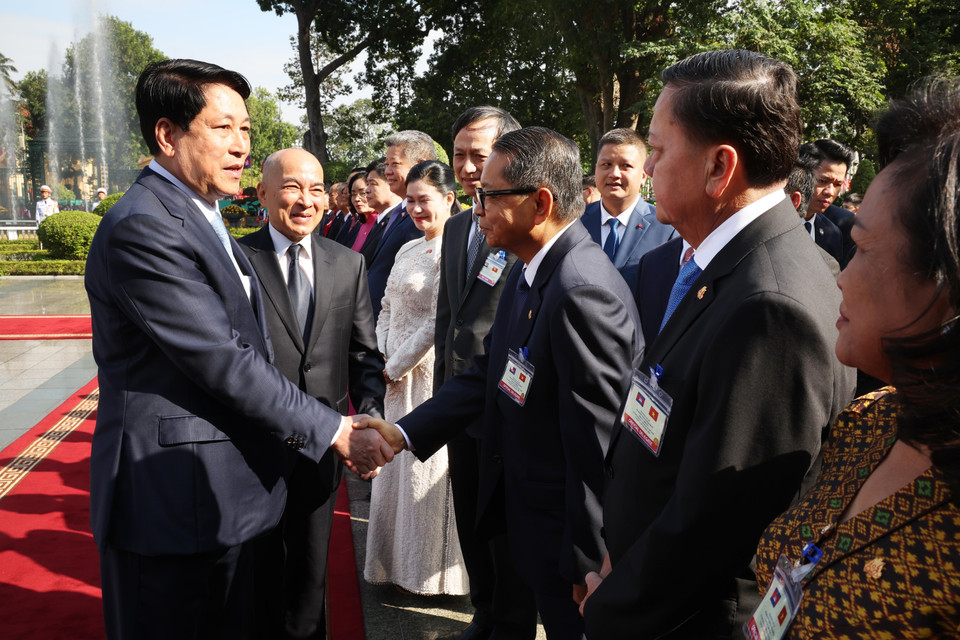 Chủ tịch nước Lương Cường với thành viên đoàn Campuchia. (Ảnh: Lâm Khánh/TTXVN)