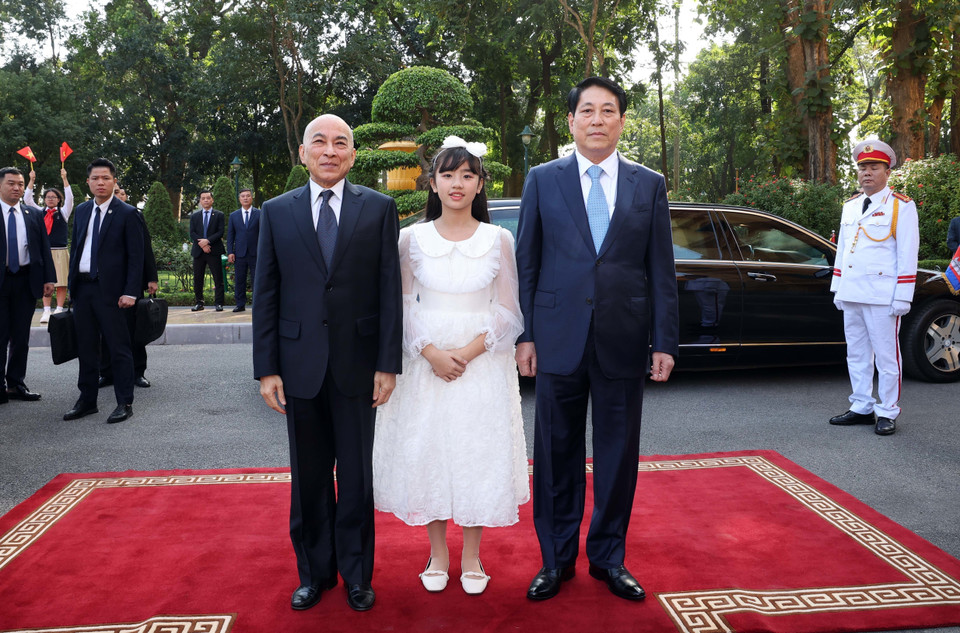 Chủ tịch nước Lương Cường đón Quốc vương Campuchia Norodom Sihamoni. (Ảnh: Lâm Khánh/TTXVN)