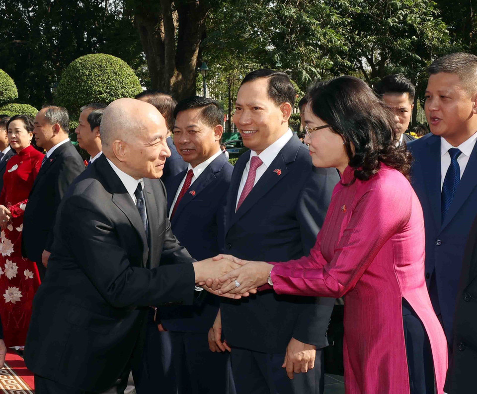 Quốc vương Campuchia Norodom Sihamoni bắt tay các thành viên đoàn Việt Nam. (Ảnh: Lâm Khánh/ TTXVN)