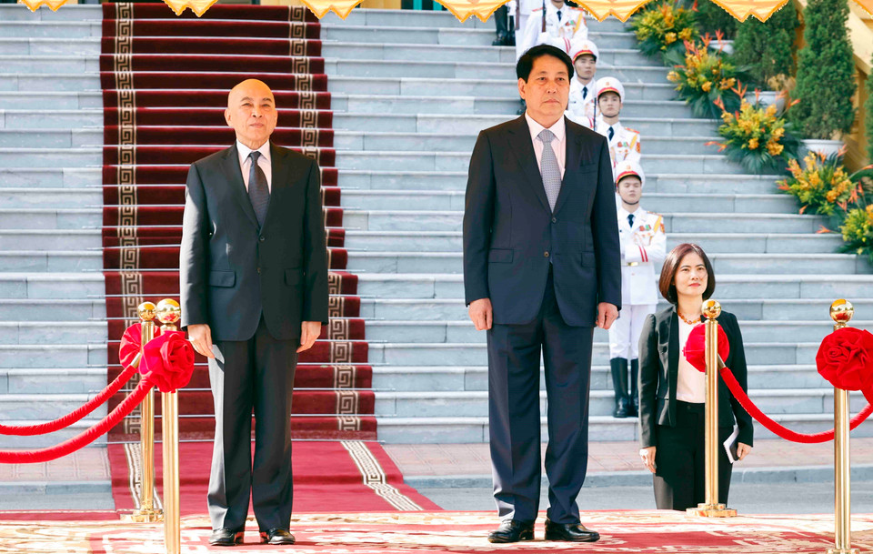 Chủ tịch nước Lương Cường và Quốc vương Campuchia Norodom Sihamoni trên bục danh dự, nghe quân nhạc cử Quốc thiều hai nước. (Ảnh: Phạm Kiên/TTXVN)