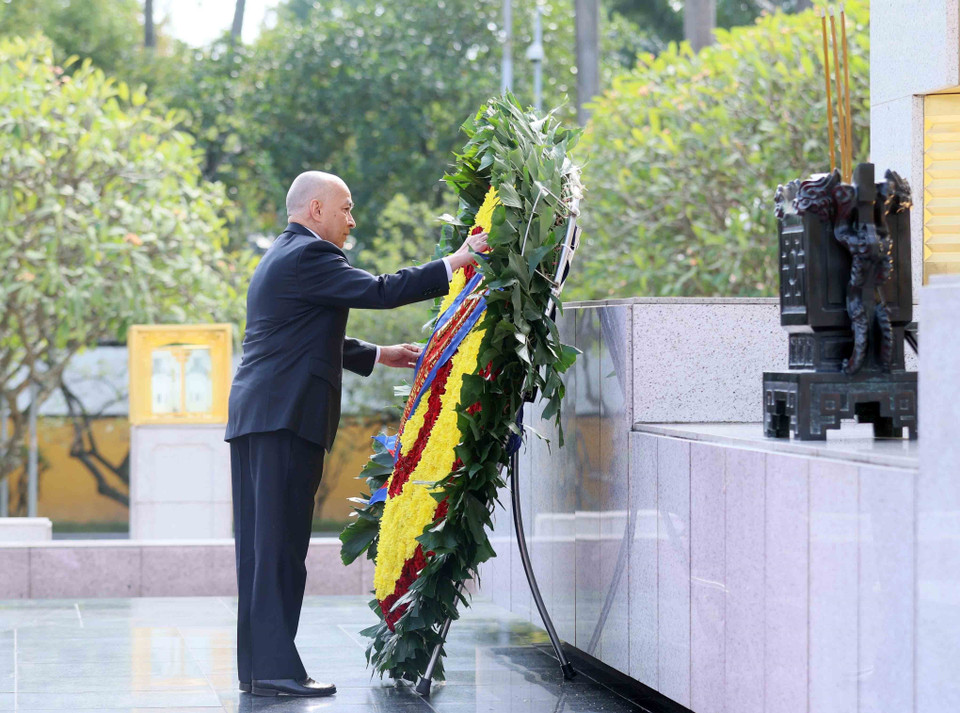 Quốc vương Campuchia Norodom Sihamoni đặt vòng hoa tưởng niệm các Anh hùng liệt sỹ, (Ảnh: An Đăng/ TTXVN)