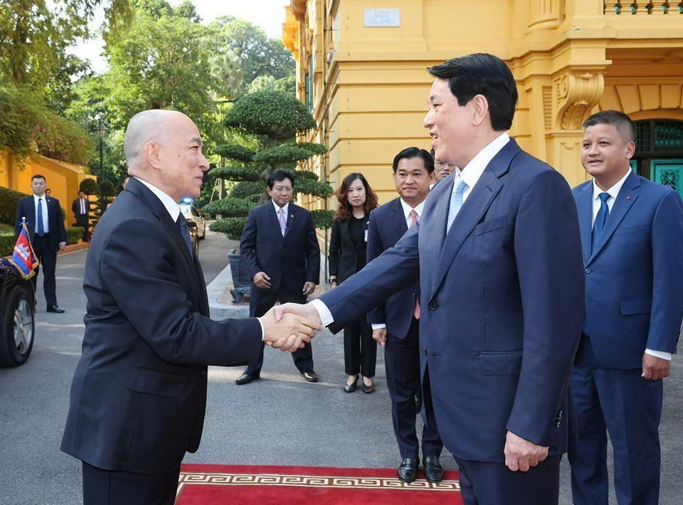 Chủ tịch nước Lương Cường đón Quốc vương Campuchia Norodom Sihamoni. (Ảnh: Lâm Khánh/TTXVN)