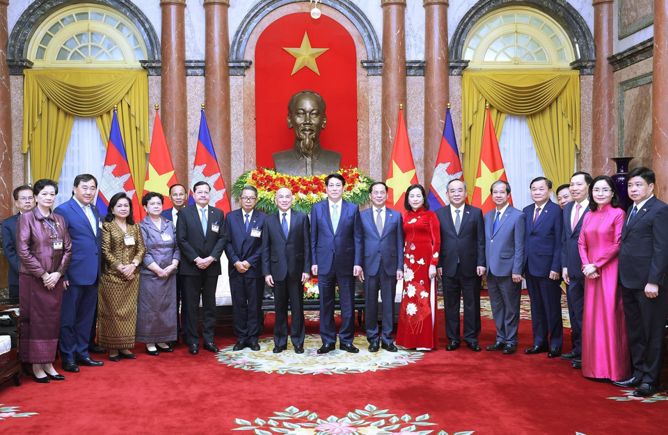 Chủ tịch nước Lương Cường, Quốc vương Campuchia Norodom Sihamoni và các đại biểu. (Ảnh: Lâm Khánh/ TTXVN)