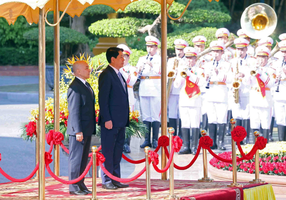 Chủ tịch nước Lương Cường và Quốc vương Campuchia Norodom Sihamoni trên bục danh dự, nghe quân nhạc cử Quốc thiều hai nước. (Ảnh: Phạm Kiên/TTXVN)