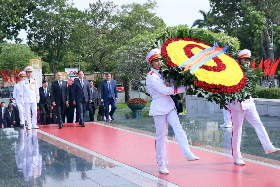 Quốc vương Campuchia Norodom Sihamoni đặt vòng hoa tưởng niệm các Anh hùng liệt sỹ, (Ảnh: An Đăng/ TTXVN)