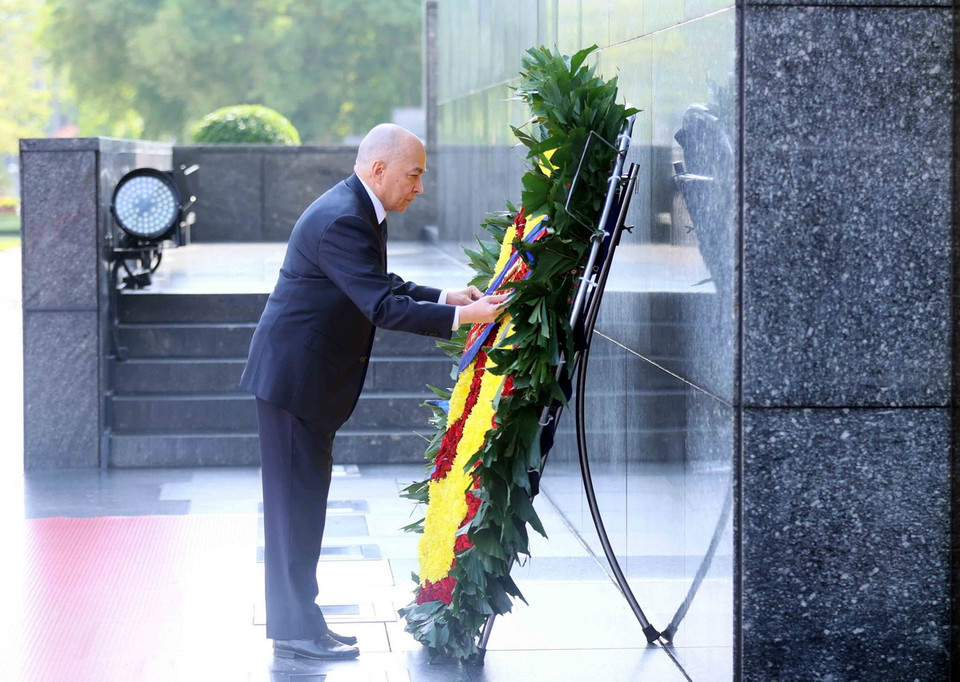 Quốc vương Campuchia Norodom Sihamoni đặt vòng hoa tại Lăng Chủ tịch Hồ Chí Minh. (Ảnh: An Đăng/TTXVN)