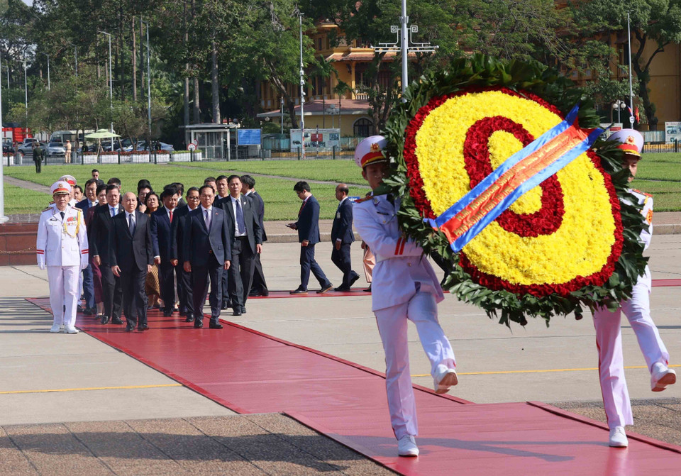 Cũng trong chiều 28/11/2024, Quốc vương Campuchia Norodom Sihamoni đặt vòng hoa và vào Lăng viếng Chủ tịch Hồ Chí Minh. (Ảnh: An Đăng/ TTXVN)