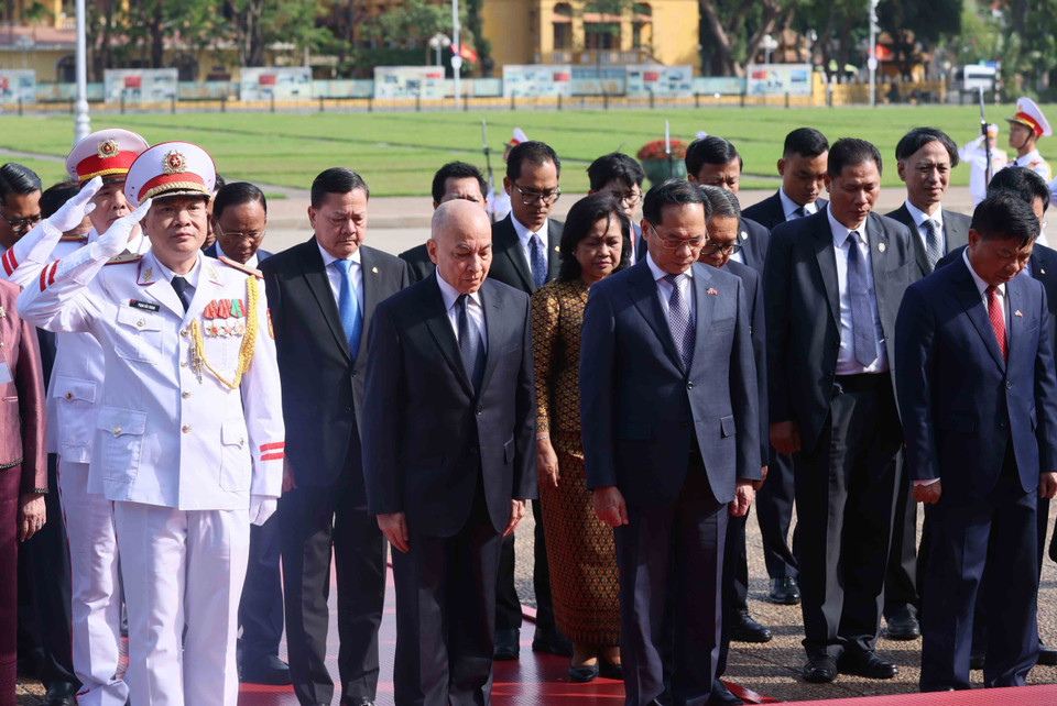 Quốc vương Campuchia Norodom Sihamoni thành kính tưởng niệm Chủ tịch Hồ Chí Minh. (Ảnh: An Đăng/ TTXVN)