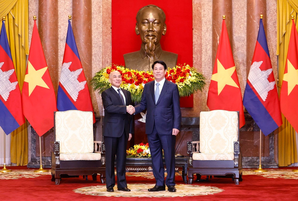 Chủ tịch nước Lương Cường và Quốc vương Campuchia Norodom Sihamoni chụp ảnh chung. (Ảnh: Lâm Khánh/ TTXVN)