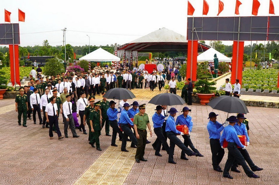 Lễ truy điệu, cải táng 97 hài cốt liệt sỹ Quân tình nguyện và chuyên gia Việt Nam hy sinh qua các thời kỳ chiến tranh trên địa bàn Vương quốc Campuchia tại Nghĩa trang liệt sỹ Tam Nông (Đồng Tháp). (Ảnh: Nhựt An/TTXVN)