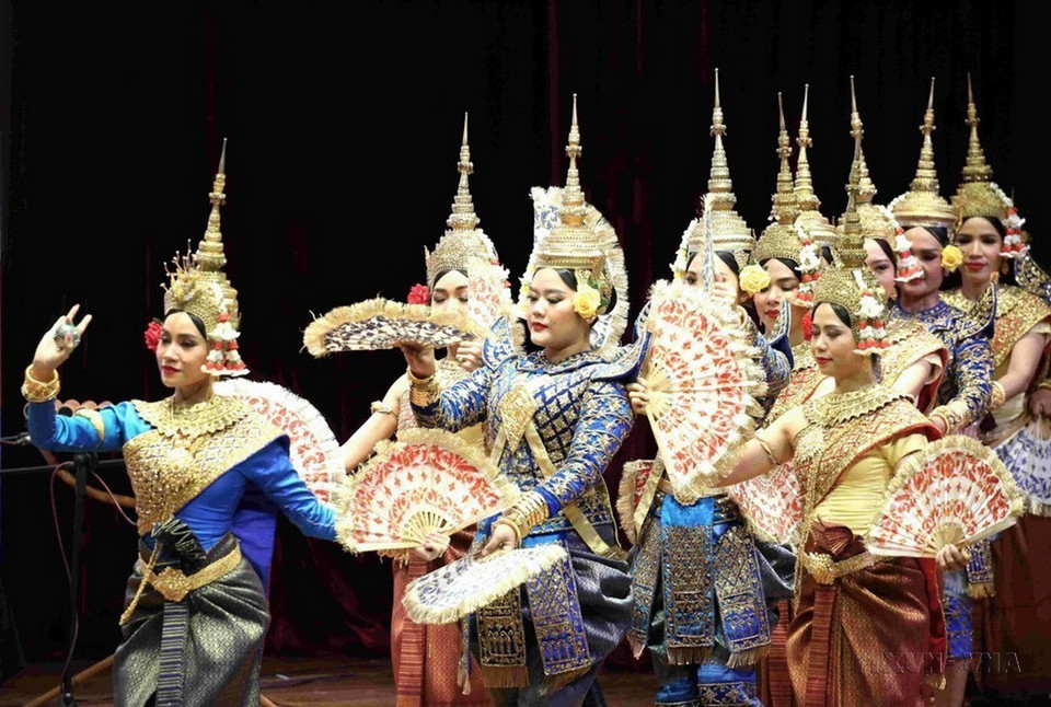 Vũ điệu Mokor do các nghệ sỹ thuộc Cục Nghệ thuật biểu diễn, Bộ Văn hóa và Nghệ thuật Campuchia biểu diễn trong khuôn khổ Tuần Văn hóa Việt Nam tại Campuchia năm 2024. (Ảnh: Huỳnh Thảo/ TTXVN)