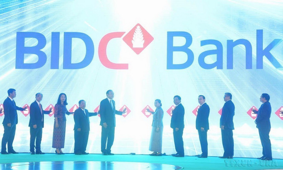 Công bố nhận diện thương hiệu mới của BIDC tại Lễ kỷ niệm 15 năm thành lập Ngân hàng Đầu tư và Phát triển Campuchia. BIDC là pháp nhân ngân hàng độc lập 100% vốn của Nhà nước Việt Nam, trong đó Ngân hàng Đầu tư và Phát triển Việt Nam (BIDV) đóng vai trò nòng cốt và chủ đạo (Campuchia, 9/6/2024). (Ảnh: Hoàng Minh/TTXVN)