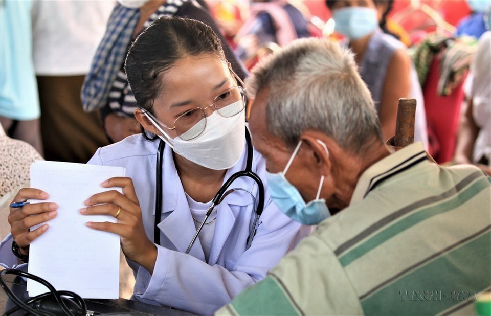 Đoàn y, bác sỹ thuộc Hội Từ thiện Thành phố Hồ Chí Minh phối hợp với chính quyền địa phương tổ chức khám bệnh, tư vấn và cấp thuốc miễn phí cho khoảng 800 người dân xã Koh Khsach Tonlea, huyện Sa’Ang, tỉnh Kandal (Campuchia). (Ảnh: Huỳnh Thảo/TTXVN)