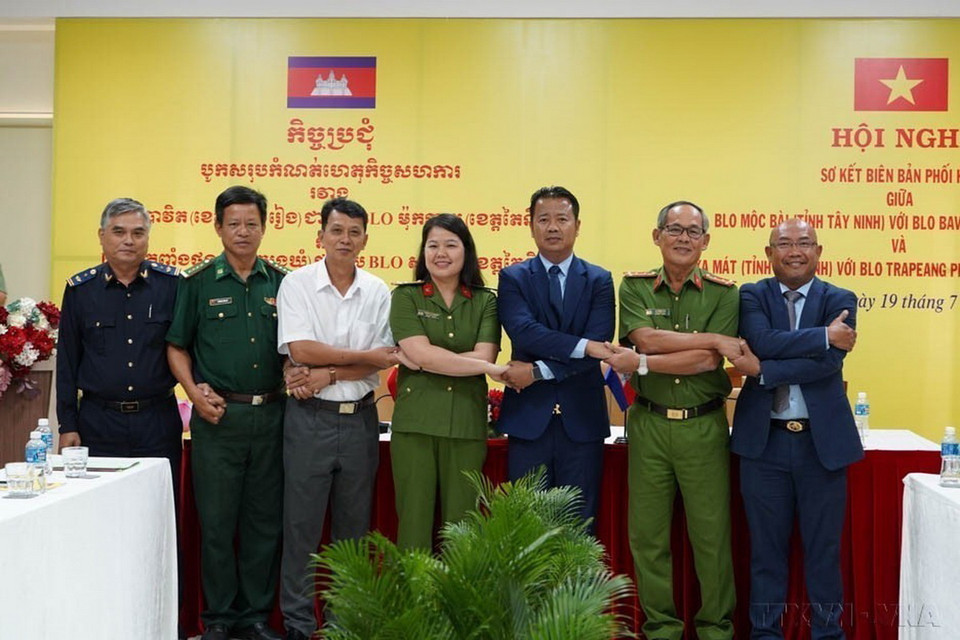 Lãnh đạo Văn phòng liên lạc qua biên giới (BLO) Mộc Bài, Xa Mát, tỉnh Tây Ninh, Việt Nam và Văn phòng BLO Bavet (tỉnh Svay Rieng), Văn phòng BLO Trapeang Phlong (tỉnh Tboung Khmum) thuộc Vương quốc Campuchia quyết tâm phối hợp về phòng, chống ma tuý và phạm phạm ở biên giới (Tây Ninh, 19/7/2024). (Ảnh: TTXVN phát)