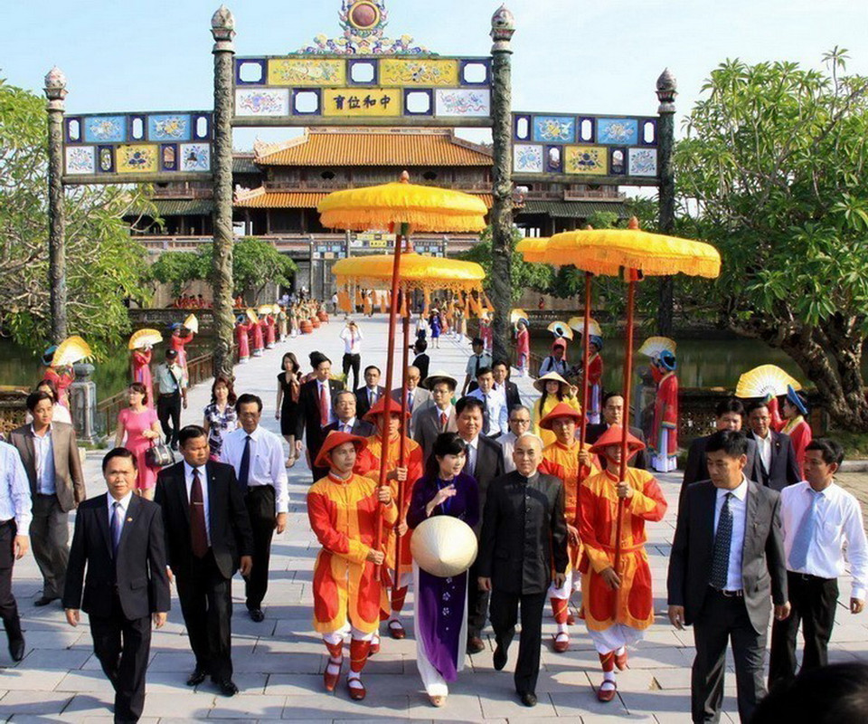 Quốc vương Campuchia Norodom Sihamoni thăm Đại Nội trong Khu Di tích lịch sử văn hóa Cố đô Huế, ngày 19/10/2015, trong chuyến thăm cấp Nhà nước đến Việt Nam. (Ảnh: Quốc Việt/ TTXVN)
