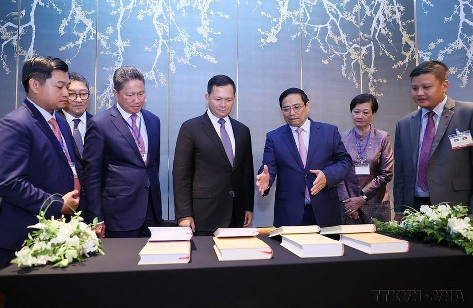 Thủ tướng Phạm Minh Chính tặng sách của Tổng Bí thư Nguyễn Phú Trọng cho Thủ tướng Campuchia Samdech Hun Manet (Hà Nội, 12/12/2023). (Ảnh: Dương Giang/TTXVN)