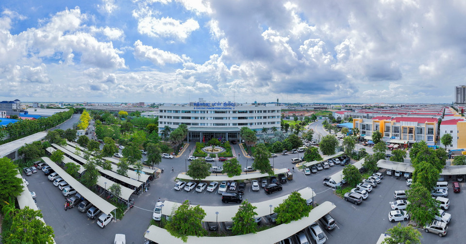 Bệnh viện Chợ Rẫy Phnom Pênh được coi là “đứa con chung” của Chính phủ Việt Nam và Campuchia, trở thành công trình đầu tiên về hợp tác đầu tư giữa hai nước trong lĩnh vực y tế. (Ảnh: TTXVN phát)
