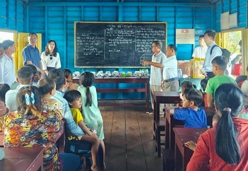 Thứ trưởng Bộ Ngoại giao Lê Thị Thu Hằng, Chủ nhiệm Ủy ban Nhà nước về người Việt Nam thăm lớp học của con em người gốc Việt tại làng nổi Kbal Tao (xã Koh Chiveang, huyện Ek Phnom, tỉnh Battambang (Campuchia). (Ảnh: TTXVN phát)