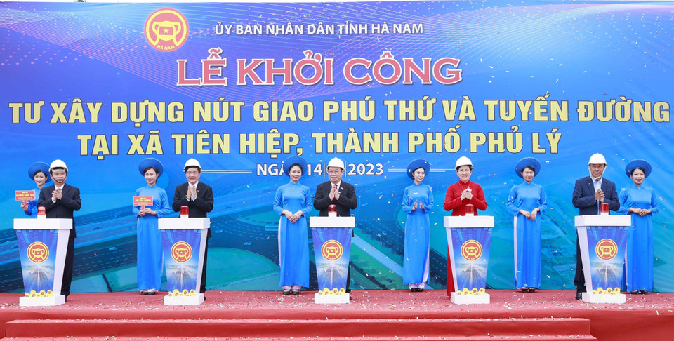 Chủ tịch Quốc hội Vương Đình Huệ và đại biểu thực hiện nghi thức khởi công Dự án đầu tư xây dựng nút giao Phú Thứ và tuyến đường kết nối tại xã Tiên Hiệp, Thành phố Phủ Lý. (Ảnh: Doãn Tấn/TTXVN)