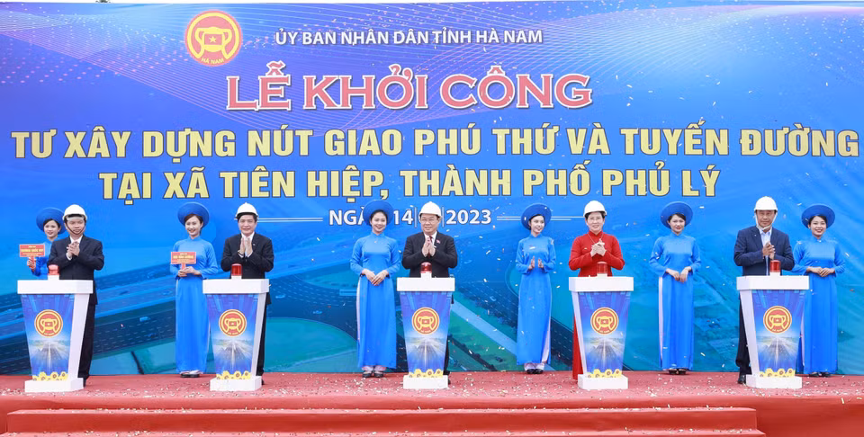 Chủ tịch Quốc hội Vương Đình Huệ và đại biểu thực hiện nghi thức khởi công Dự án đầu tư xây dựng nút giao Phú Thứ và tuyến đường kết nối tại xã Tiên Hiệp, Thành phố Phủ Lý. (Ảnh: Doãn Tấn/TTXVN)