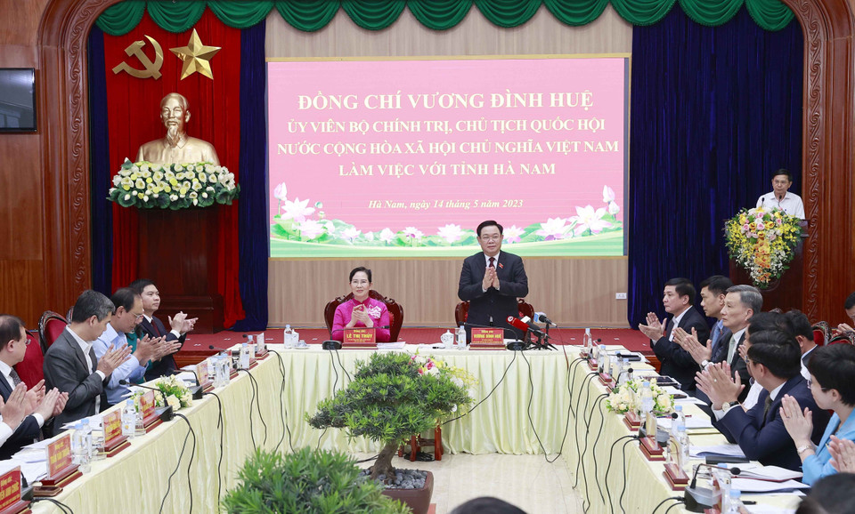 Chủ tịch Quốc hội Vương Đình Huệ làm việc với Ban Thường vụ Tỉnh uỷ Hà Nam. (Ảnh: Doãn Tấn/TTXVN)