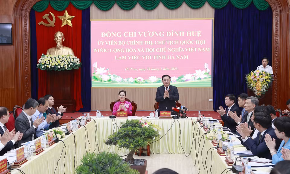 Chủ tịch Quốc hội Vương Đình Huệ làm việc với Ban Thường vụ Tỉnh uỷ Hà Nam. (Ảnh: Doãn Tấn/TTXVN)