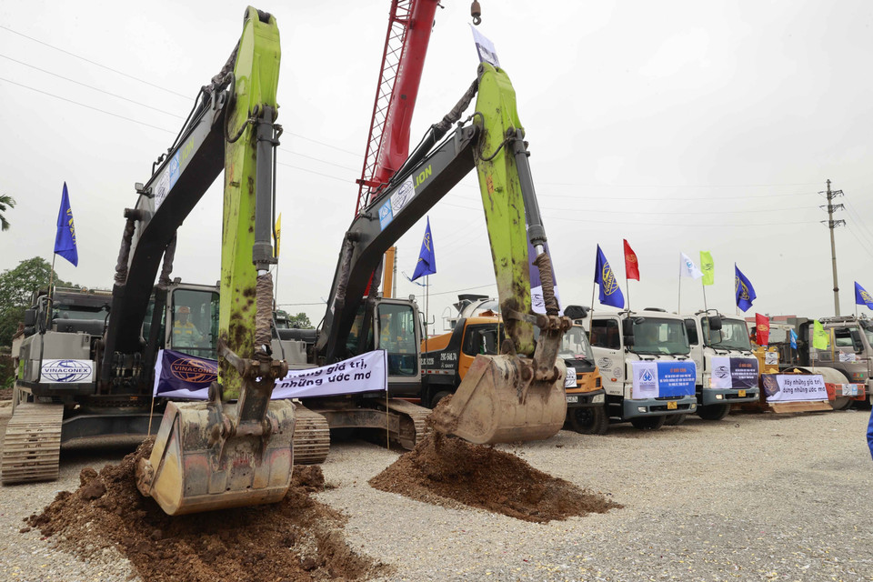 Phương tiện máy móc tại Lễ khởi công Dự án đầu tư xây dựng nút giao Phú Thứ và tuyến đường kết nối tại xã Tiên Hiệp, Thành phố Phủ Lý. (Ảnh: Doãn Tấn/TTXVN)
