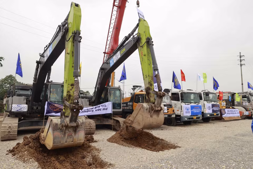 Phương tiện máy móc tại Lễ khởi công Dự án đầu tư xây dựng nút giao Phú Thứ và tuyến đường kết nối tại xã Tiên Hiệp, Thành phố Phủ Lý. (Ảnh: Doãn Tấn/TTXVN)