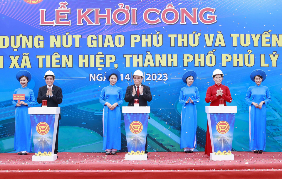 Chủ tịch Quốc hội Vương Đình Huệ và đại biểu thực hiện nghi thức khởi công Dự án đầu tư xây dựng nút giao Phú Thứ và tuyến đường kết nối tại xã Tiên Hiệp, Thành phố Phủ Lý. (Ảnh: Doãn Tấn/TTXVN)