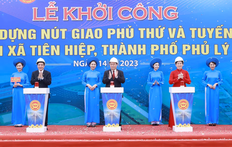 Chủ tịch Quốc hội Vương Đình Huệ và đại biểu thực hiện nghi thức khởi công Dự án đầu tư xây dựng nút giao Phú Thứ và tuyến đường kết nối tại xã Tiên Hiệp, Thành phố Phủ Lý. (Ảnh: Doãn Tấn/TTXVN)