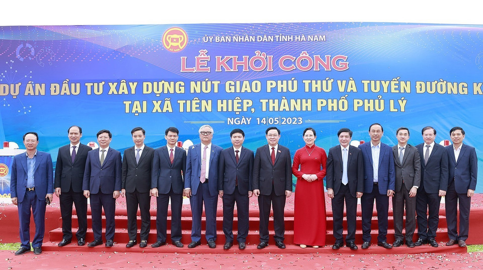 Chủ tịch Quốc hội Vương Đình Huệ với đại biểu. (Ảnh: Doãn Tấn/TTXVN)