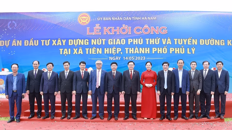 Chủ tịch Quốc hội Vương Đình Huệ với đại biểu. (Ảnh: Doãn Tấn/TTXVN)