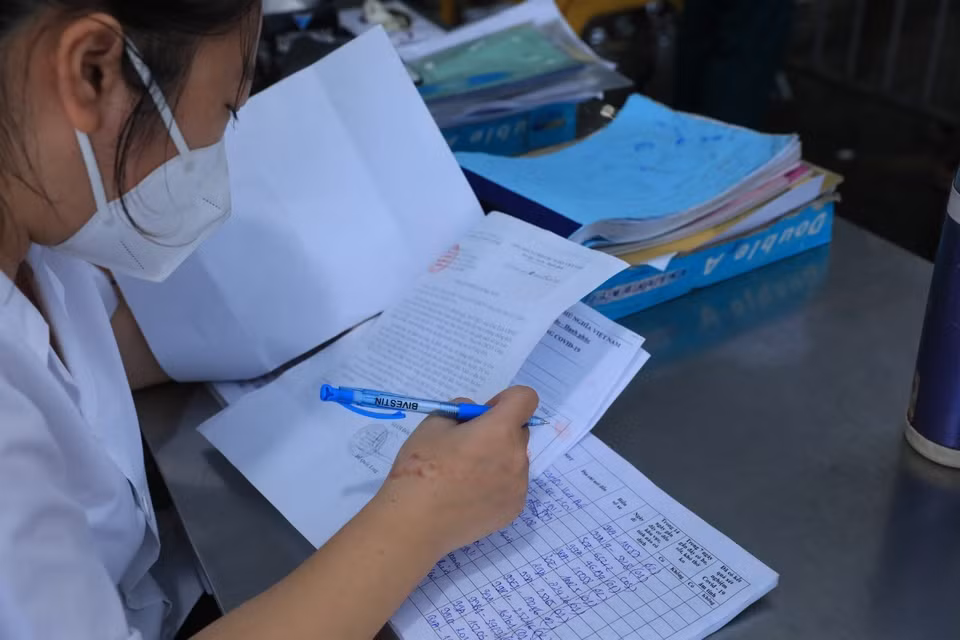 Nhân viên y tế kiểm tra giấy tờ và lập danh sách những người vào Hà Nội. (Ảnh: Tuấn Anh/TTXVN)