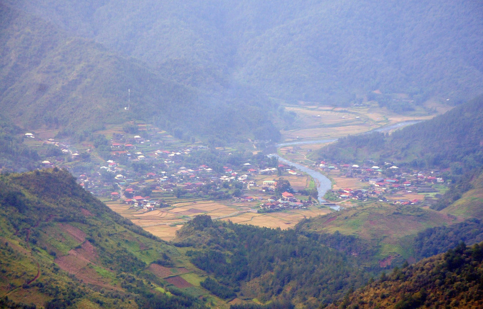 Đặc biệt từ rất lâu đời những ngôi nhà sàn mái lợp gỗ pơ mu tại đây đã tạo nên một miền cổ tích riêng ở Ngọc Chiến. (Ảnh: Quang Quyết/TTXVN)