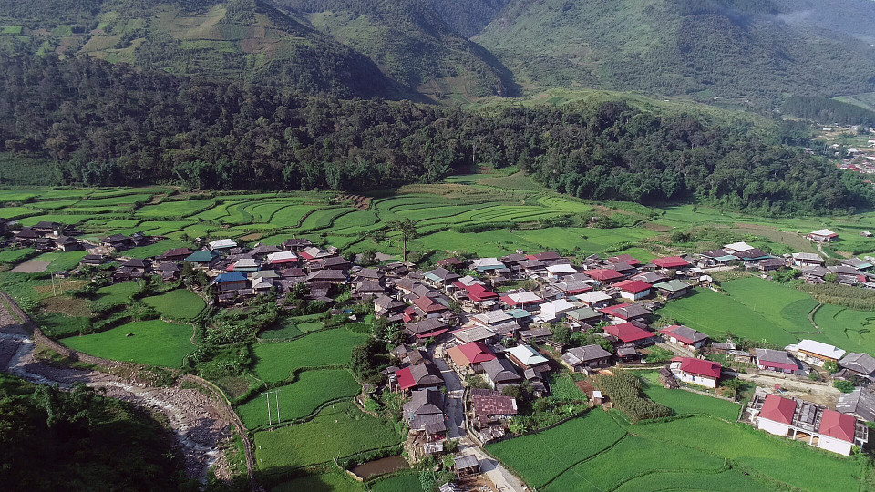 Xã Ngọc Chiến có tổng diện tự nhiên 21.219ha, gồm 15 bản với 2.253 hộ và 11.540 nhân khẩu; nơi sinh sống của các dân tộc Thái, Mông, La Ha, Kinh. (Ảnh: Quang Quyết/TTXVN)