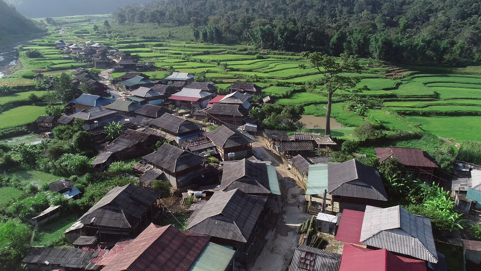 Đặc biệt, ở xã Ngọc Chiến từ rất lâu đời với những ngôi nhà sàn mái lợp gỗ pơ mu đã tạo nên một miền cổ tích riêng. (Ảnh: Quang Quyết/TTXVN)