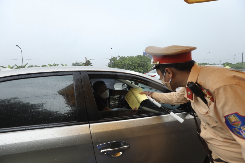 Nhiều người chưa nắm rõ thông tin về những loại giấy tờ cần xuất trình khi qua chốt kiểm soát dịch. (Ảnh: Minh Quyết/TTXVN)