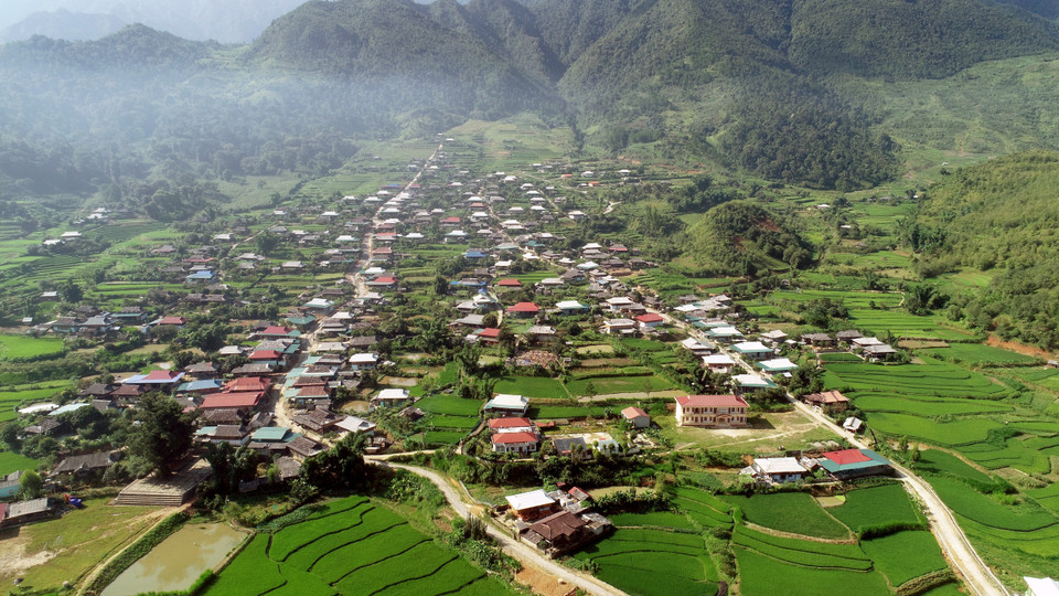 Nằm ở độ cao trên 1.800m so với mặt nước biển, xã Ngọc Chiến, huyện Mường La (Sơn La) có khí hậu trong lành, cảnh quan thiên nhiên hoang sơ, hùng vĩ, cùng các mó nước khoáng nóng tự nhiên, những ngôi nhà sàn mái lợp gỗ pơ mu hàng trăm năm tuổi. (Ảnh: Quang Quyết/TTXVN)