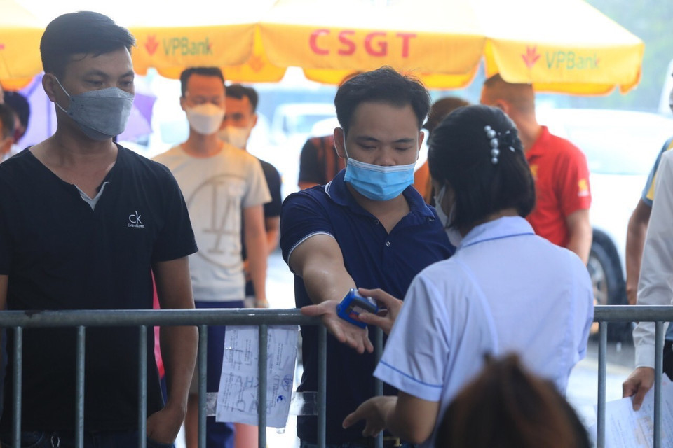 Những trường hợp vào Hà Nội đủ giấy tờ quy định đều được đóng dấu y tế vào tay mới được qua chốt kiểm soát dịch. (Ảnh: Tuấn Anh/TTXVN)