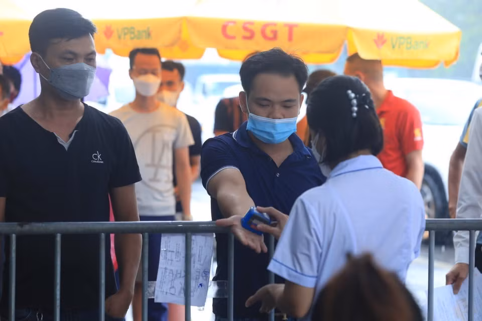 Những trường hợp vào Hà Nội đủ giấy tờ quy định đều được đóng dấu y tế vào tay mới được qua chốt kiểm soát dịch. (Ảnh: Tuấn Anh/TTXVN)