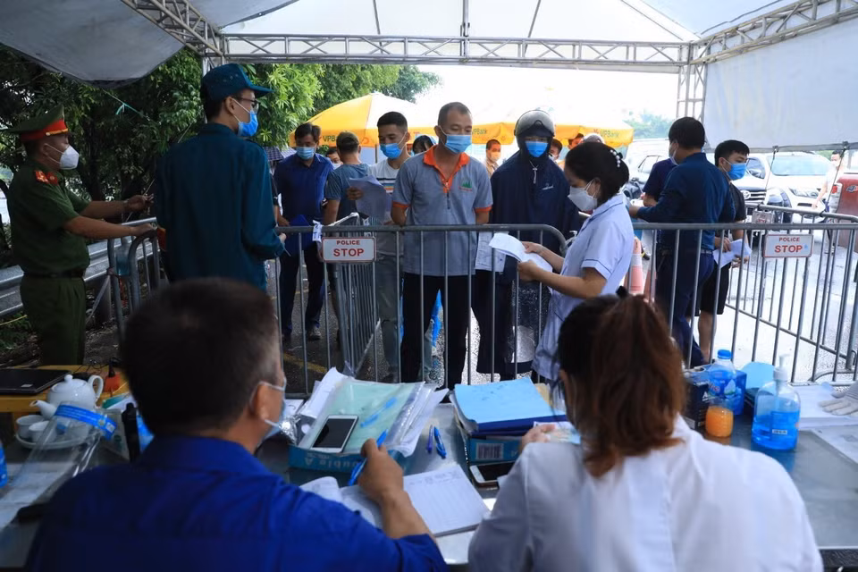 Những trường hợp vào Hà Nội đều phải xuất trình đầy đủ các giấy tờ quy định mới được qua chốt kiểm soát dịch. (Ảnh: Tuấn Anh/TTXVN)