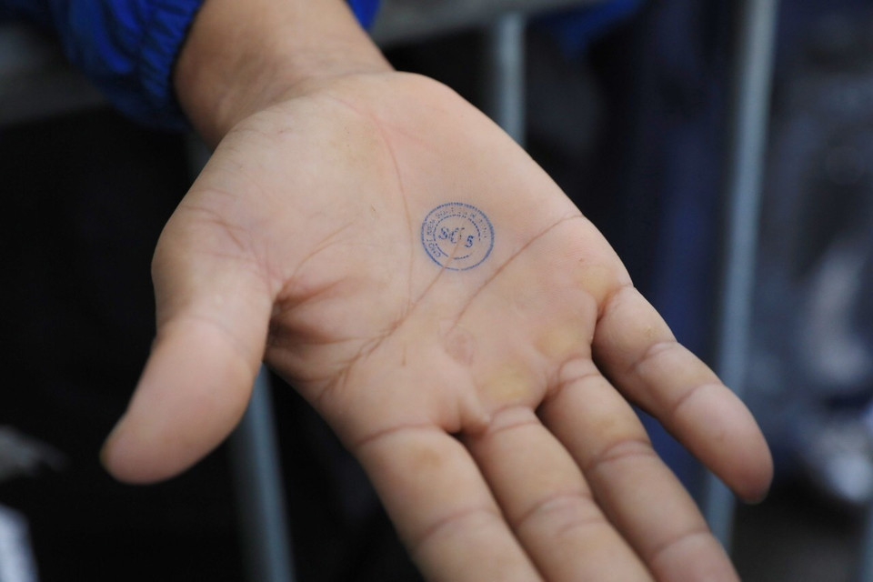 Những trường hợp vào Hà Nội đủ giấy tờ quy định đều được đóng dấu y tế vào tay mới được qua chốt kiểm soát dịch. (Ảnh: Tuấn Anh/TTXVN)