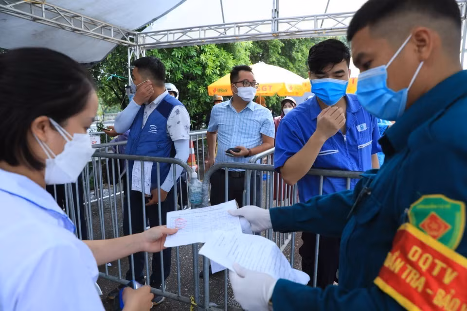Lực lượng chức năng kiểm tra giấy tờ người dân tại chốt kiểm soát dịch vào Hà Nội. (Ảnh: Tuấn Anh/TTXVN)