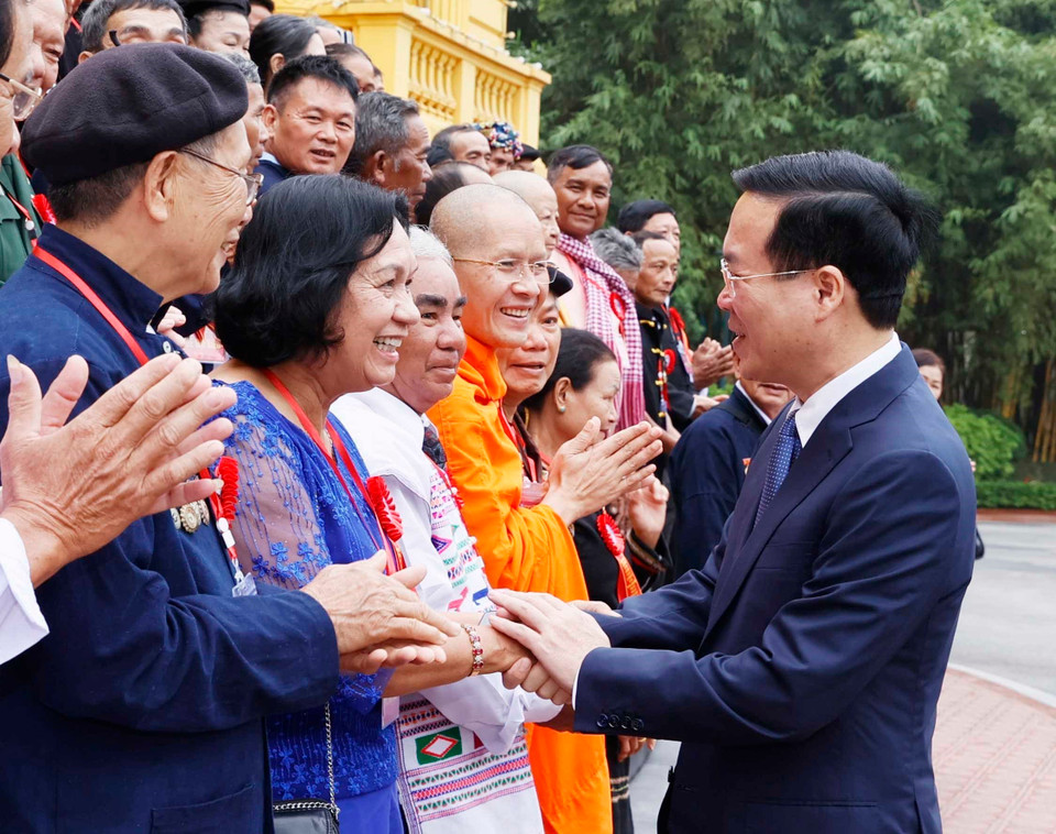 Chủ tịch nước Võ Văn Thưởng gặp mặt thân mật các đại biểu. (Ảnh: Thống Nhất/TTXVN)