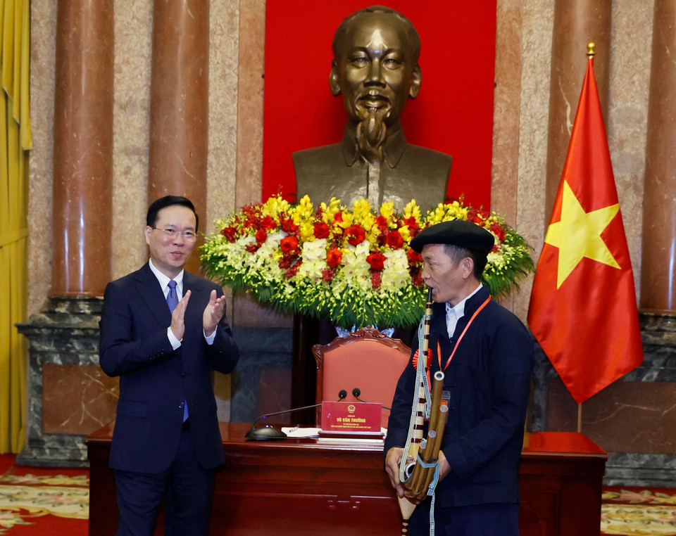 Nghệ nhân Vàng Nỏ Páo, tỉnh Hà Giang, biểu diễn khèn của người Mông tại buổi gặp mặt. (Ảnh: Thống Nhất/TTXVN)