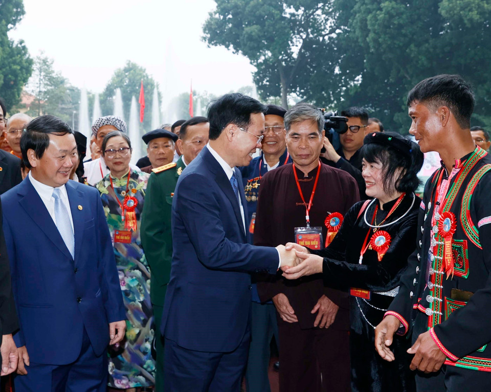 Chủ tịch nước Võ Văn Thưởng gặp mặt thân mật các đại biểu. (Ảnh: Thống Nhất/TTXVN)