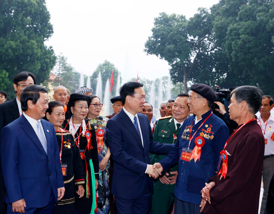 Chủ tịch nước Võ Văn Thưởng gặp mặt thân mật các đại biểu. (Ảnh: Thống Nhất/TTXVN)